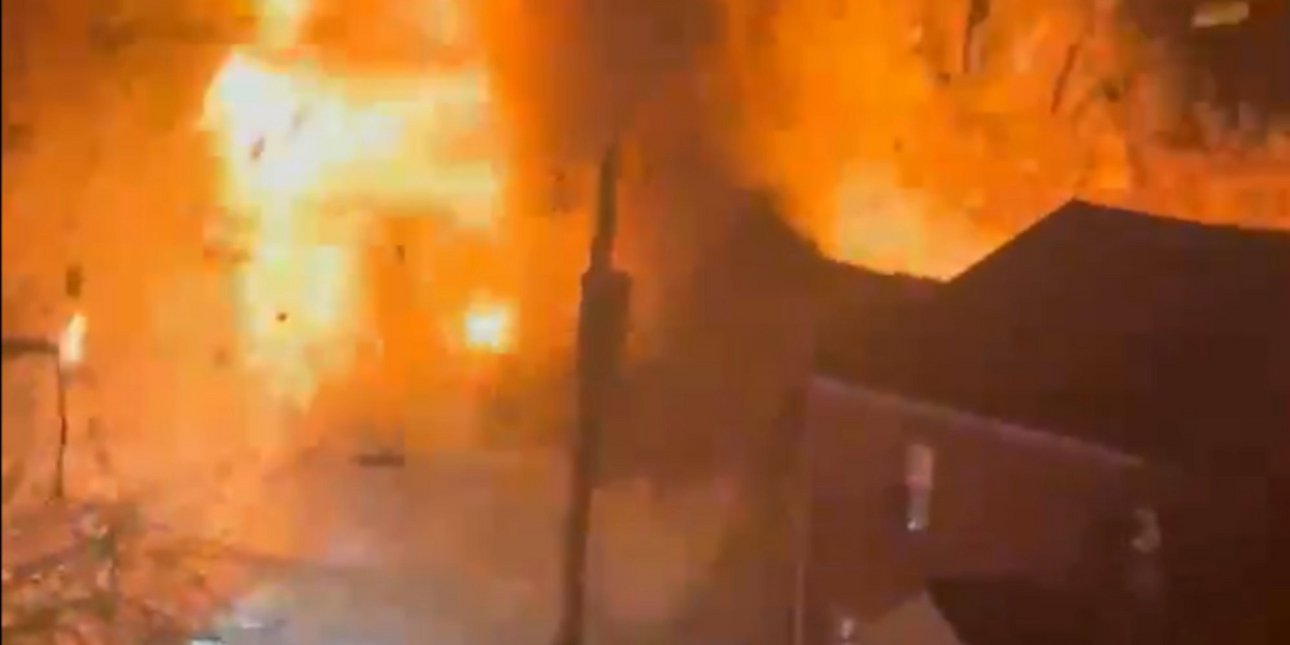 Συγκλονιστικό βίντεο: Καρέ-καρέ η έκρηξη σε σπίτι πριν την έφοδο αστυνομικών