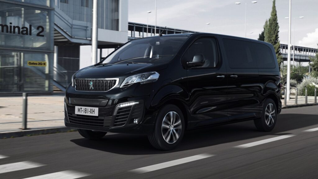 Peugeot E-Traveller: Φιλοξενεί από 5 έως 9 άτομα στο εσωτερικό του