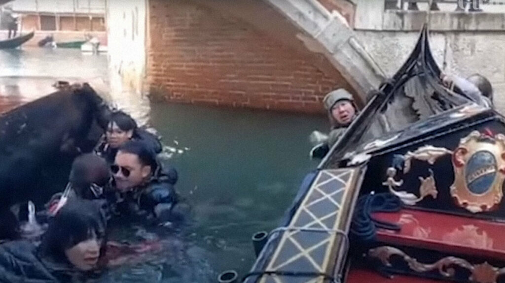Βρέθηκαν μέσα στο κανάλι γιατί έβγαζαν selfies (ΒΙΝΤΕΟ)