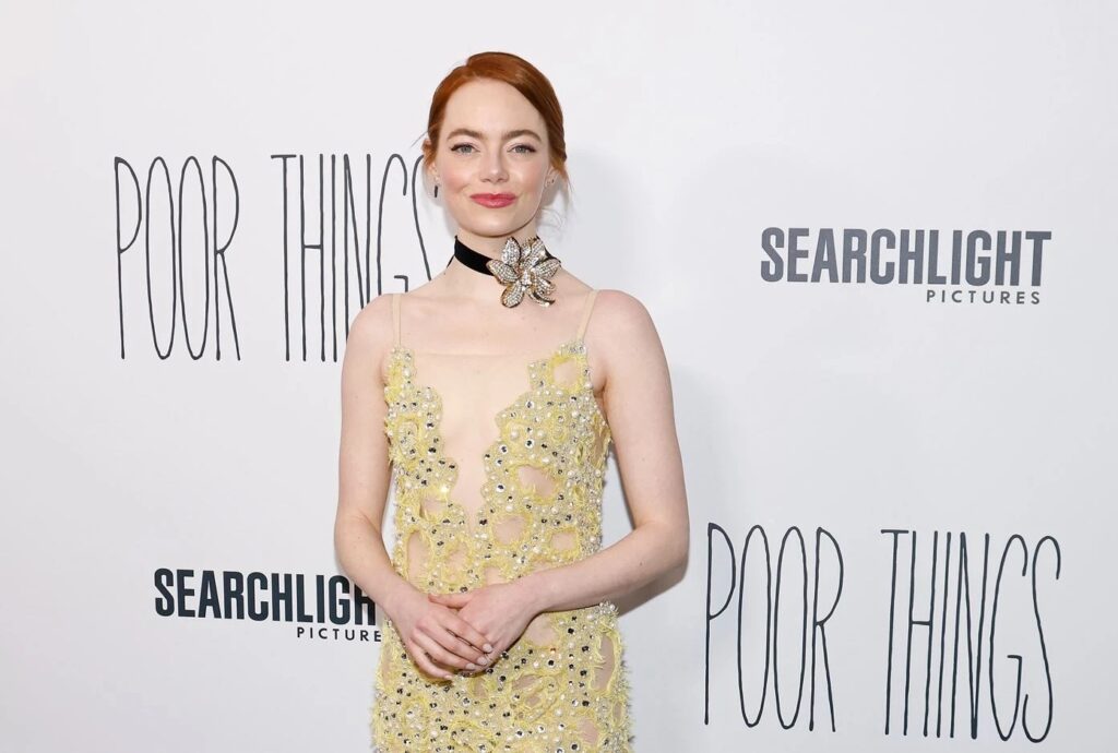 H Emma Stone με ένα αποκαλυπτικό δαντελένιο φόρεμα σε πρεμιέρα (ΦΩΤΟ)