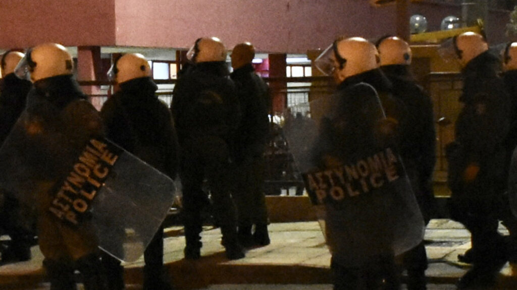 Σε κρίσιμη κατάσταση ο αστυνομικός, η φωτοβολίδα χτύπησε τη μηριαία αρτηρία -Αναζητούν τον δράστη, μαζικές προσαγωγές