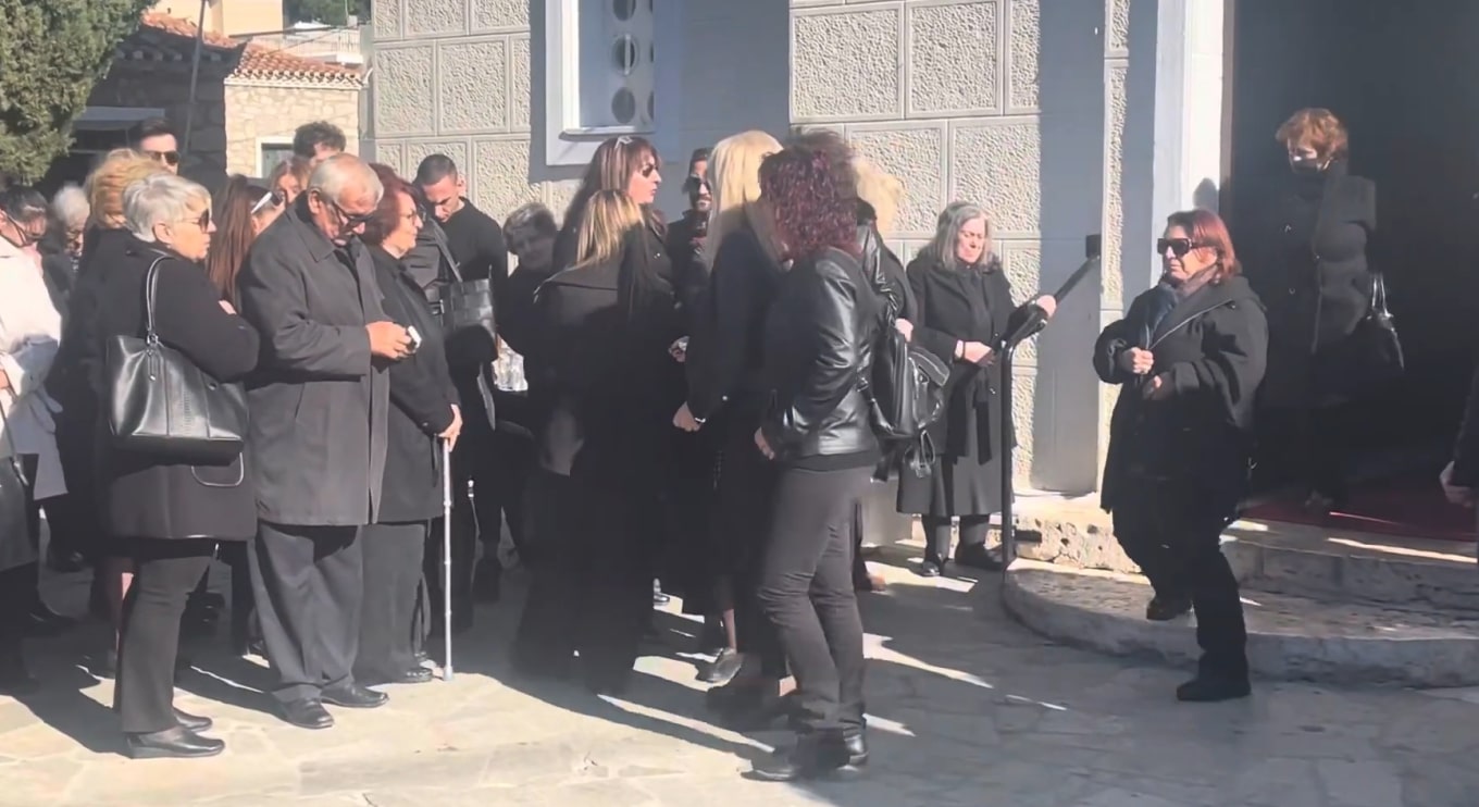 Σαλαμίνα: Τραγική φιγούρα η μητέρα της 43χρονης Γεωργίας στη κηδεία της