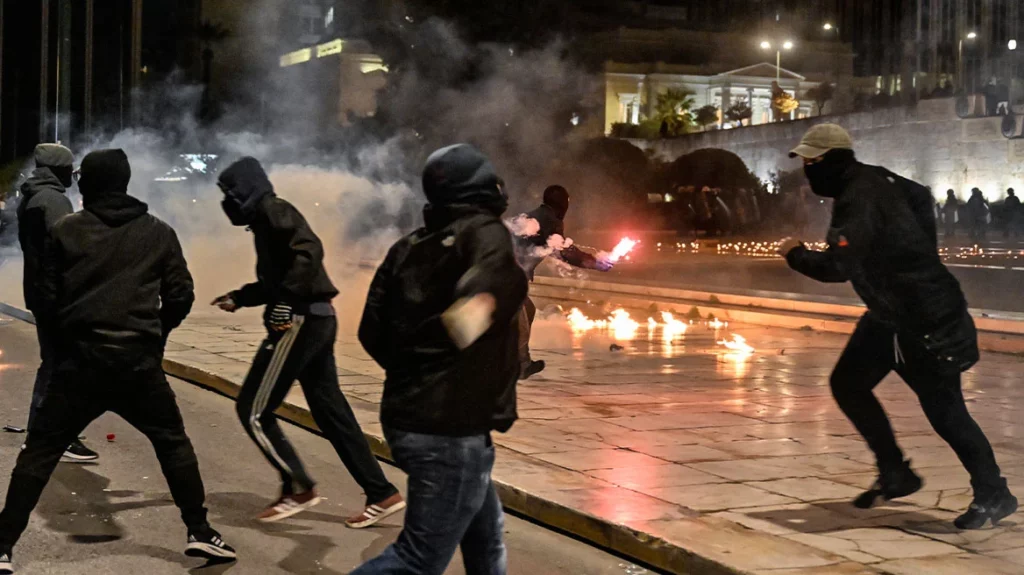 Ρέντης: Πάνω από 10 ναυτικές φωτοβολίδες έριξαν στους αστυνομικούς