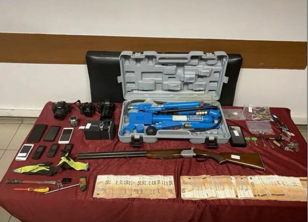 Θεσσαλονίκη: Σπείρα αντέγραφε κλειδιά και κατέγραφε τις κινήσεις των θυμάτων της - Η λεία τους ξεπερνά τις 170.000€