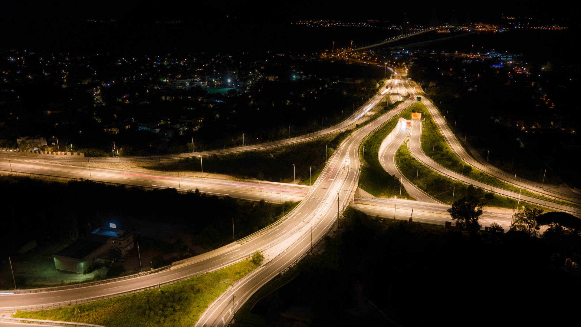 ΟΛΥΜΠΙΑ ΟΔΟΣ: «Έξυπνος» φωτισμός στον αυτοκινητόδρομο Ελευσίνα- Κόρινθος – Πάτρα (ΒΙΝΤΕΟ)
