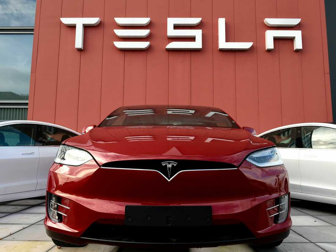 Tesla: Ανακαλεί 2 εκατ. οχήματα λόγω της προβληματικής υπηρεσίας "Autopilot"