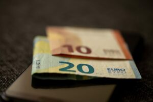 Eurostat: Αλμα στις χρηματικές μεταβιβάσεις εκτός ΕΕ – Μεταφέρθηκαν 43,5 δισ. ευρώ το 2022