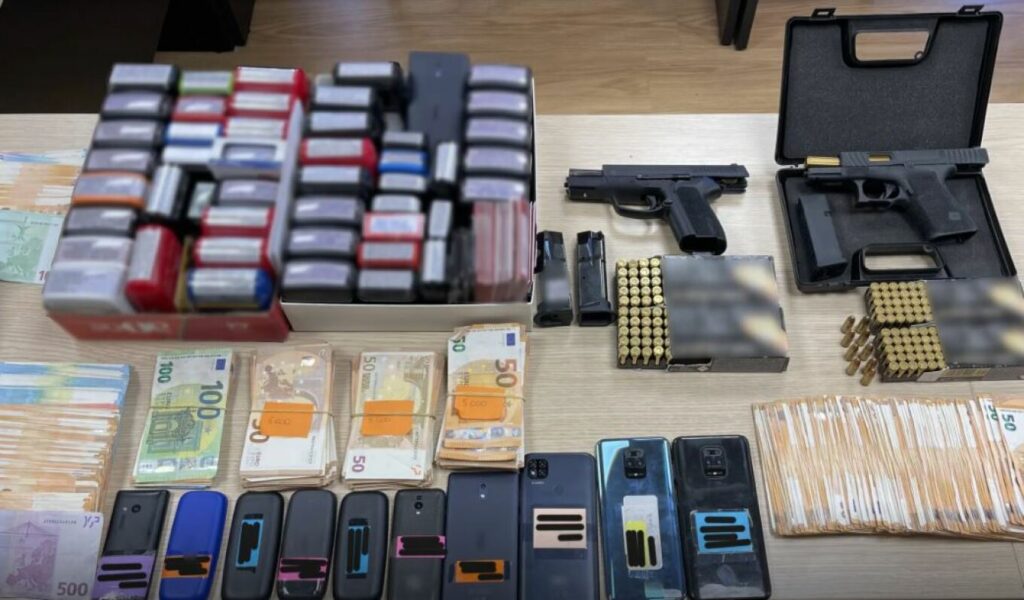Σπείρα έβγαλε εκατομμύρια από φορολογικές απάτες - Κατασχέθηκαν πιστόλια, καραμπίνες και supercars
