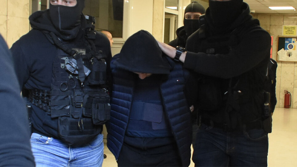 Προφυλακίστηκε ο 18χρονος που έριξε τη φωτοβολίδα στον αστυνομικό