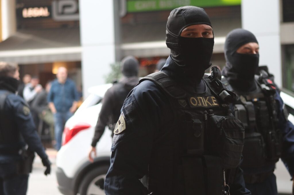 Ρέντη: Εντοπίστηκε DNA του ανήλικου αδερφού του 18χρονου στον εκτοξευτήρα φωτοβολίδας