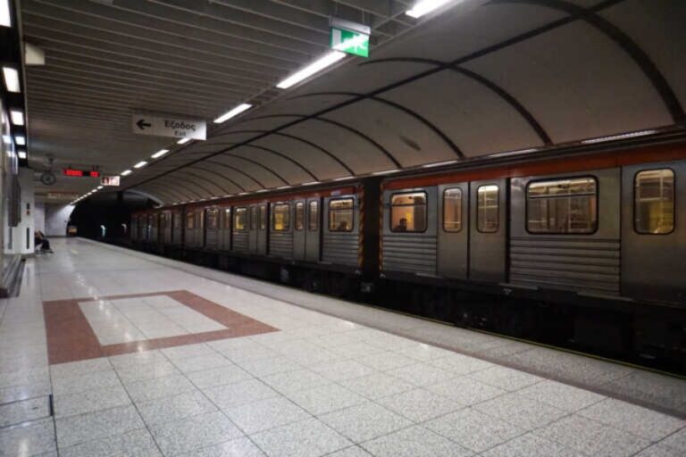 Μετρό: Κουκουλοφόροι πέταξαν καπνογόνα στον συρμό και απείλησαν τους επιβάτες