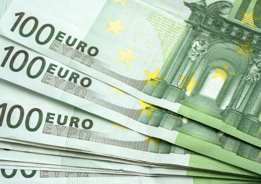 ΟΠΕΚΑ: Έκτακτα βοηθήματα τον Δεκέμβριο και δώρα για τα ευάλωτα νοικοκυριά