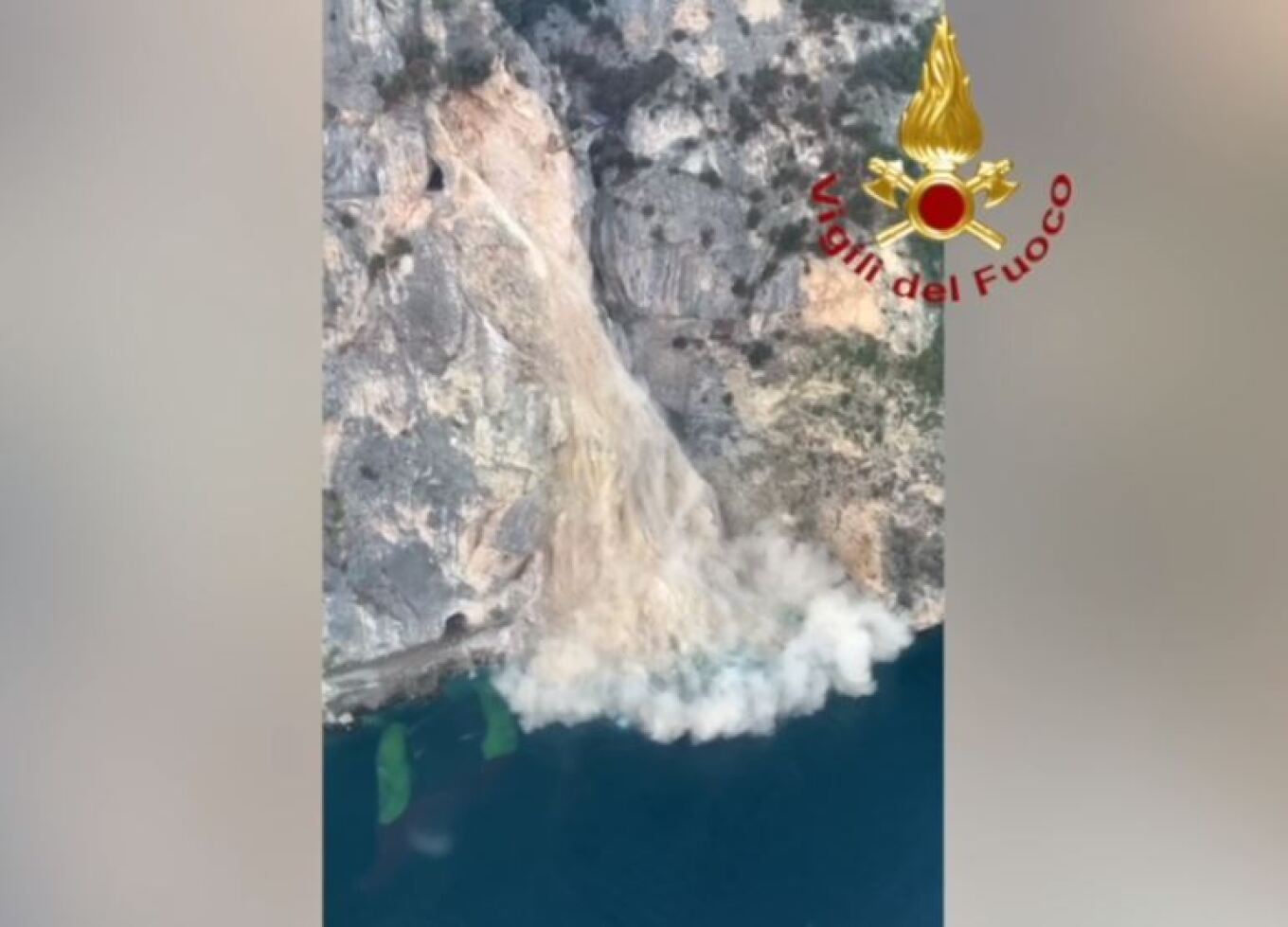 Ιταλία: Η στιγμή που κατολίσθηση ισοπεδώνει πλαγιά στη λίμνη Γκάρντα