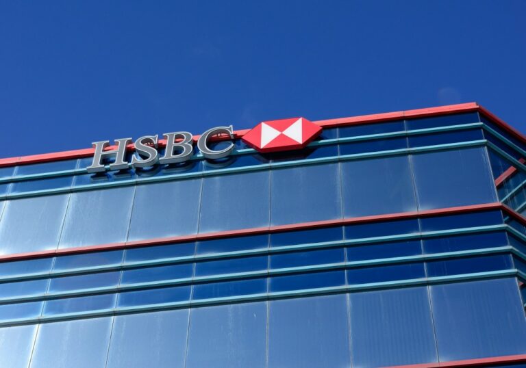 HSBC: Γιατί συστήνει αυξημένες θέσεις στις ελληνικές μετοχές