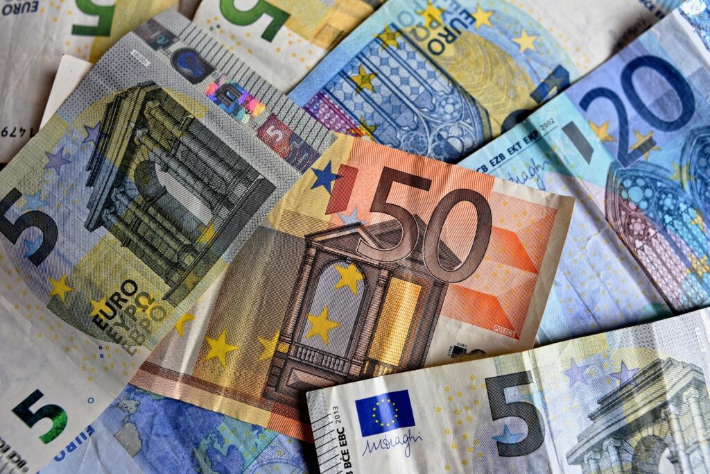 Πάνω από τον στόχο κατά 605 εκατ. τα φορολογικά έσοδα το 11μηνο