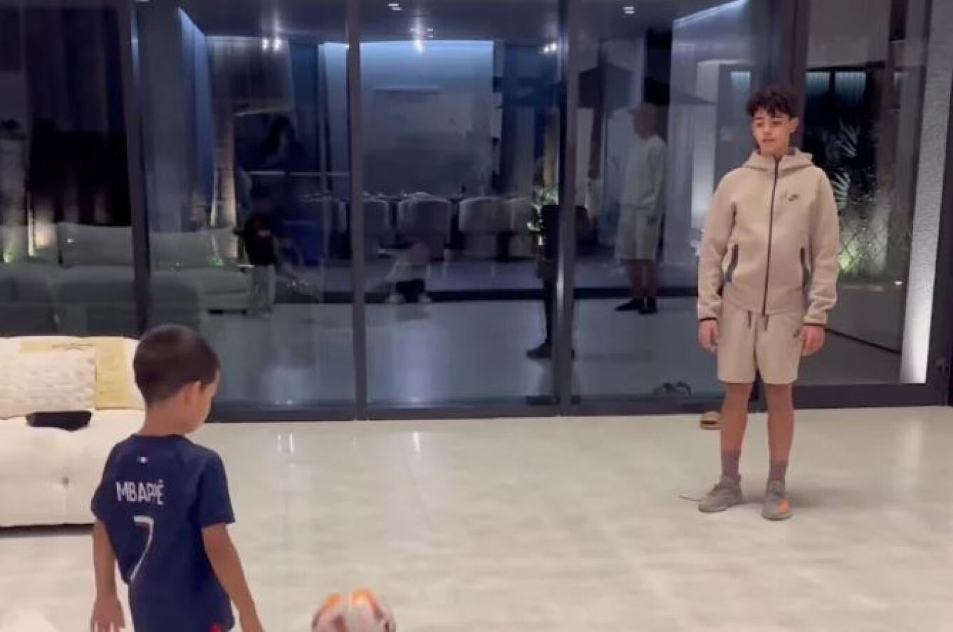 Ο Κριστιάνο Ρονάλντο παίζει ποδόσφαιρο με τα παιδιά του - Ο γιος του φοράει φανέλα του Εμπαπέ