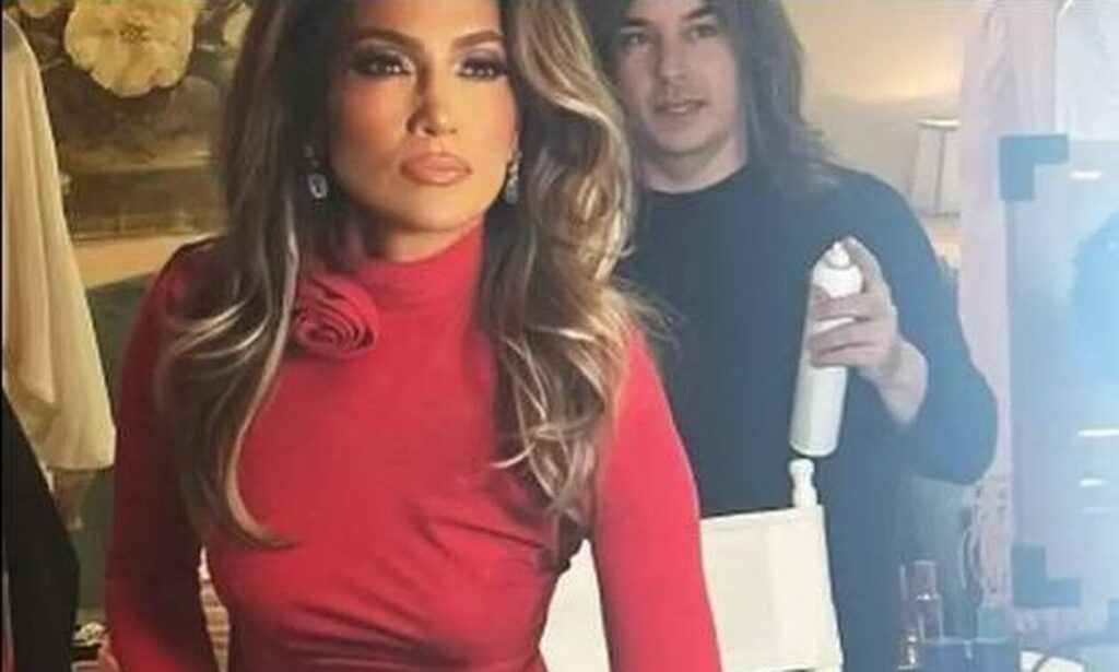 Η Τζένιφερ Λόπεζ με κόκκινο φόρεμα ανάβει φωτιές (ΦΩΤΟ)