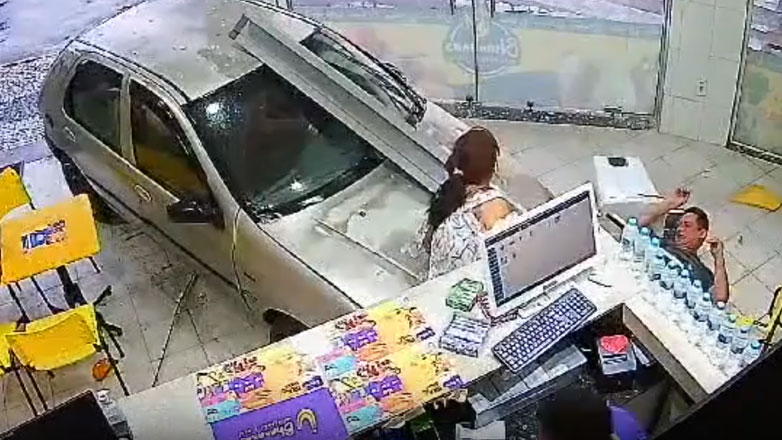 Καρφώθηκε με το αμάξι στο κατάστημα, χτύπησε πελάτες κι έβαλε όπισθεν κι έφυγε (ΒΙΝΤΕΟ)