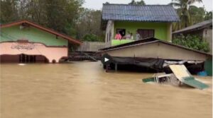 Ταϊλάνδη: Πλημμύρες στο νότιο τμήμα της χώρας – Σπίτια σκεπάστηκαν από τη λάσπη αφήνοντας άστεγους δεκάδες χιλιάδες ανθρώπους