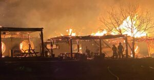 Θανατηφόρα πυρκαγιά στην Ρουμανία - Πέντε νεκροί με ανήλικο ανάμεσα στα θύματα (ΒΙΝΤΕΟ)