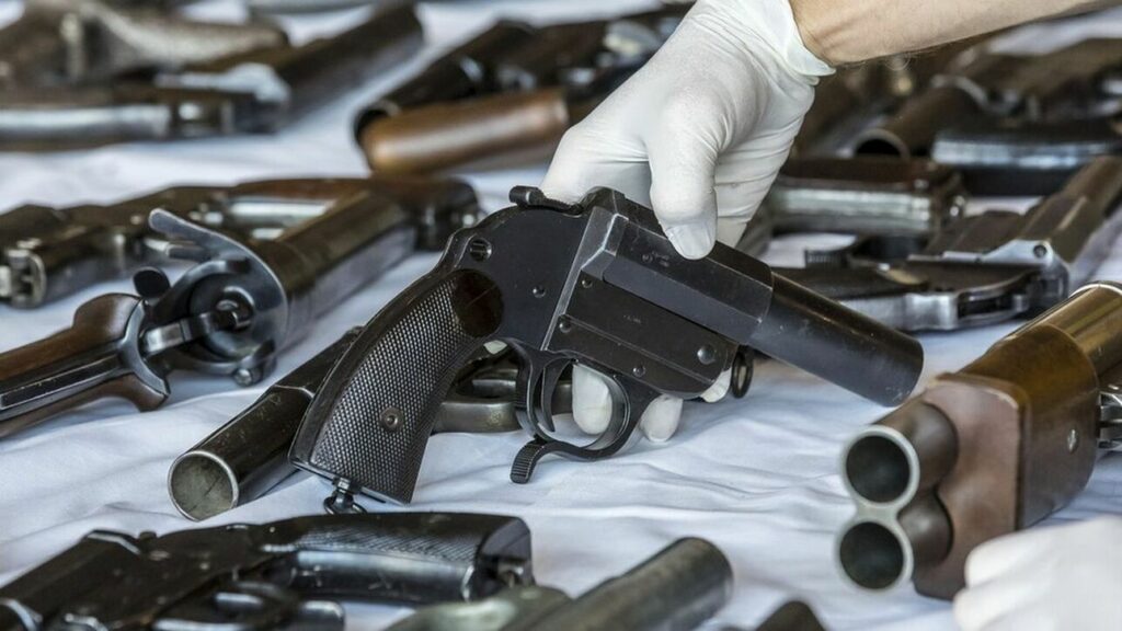 Πυροβόλησε την αδερφή του γιατί μάλωσαν για τα χριστουγεννιάτικα δώρα
