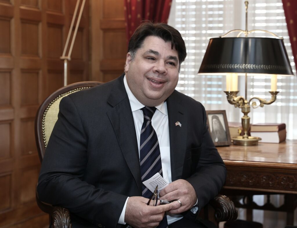 Παράγων του Τύπου (χωρίς ρίσκο και εκ του ασφαλούς), «πνέει μένεα» κατά του πρέσβη των ΗΠΑ Τζορτζ Τσούνη, λόγω εξωστρέφειας και των σχέσεων με επιχειρηματίες και τραγουδιστές!