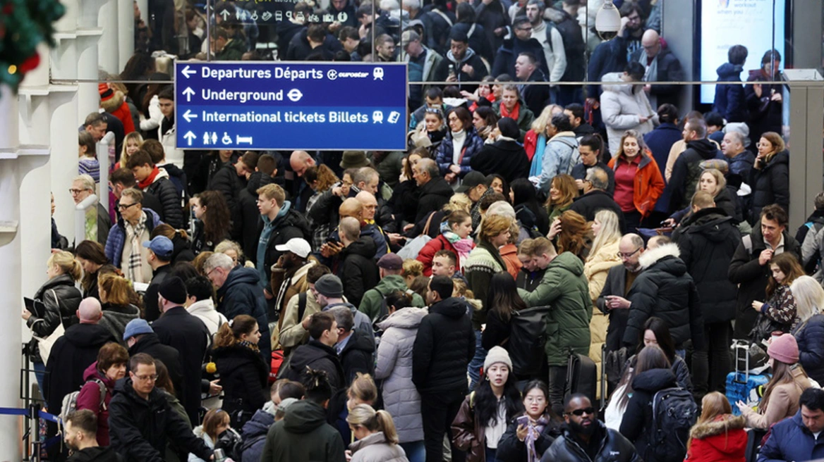 Λονδίνο: Έμειναν αποκλεισμένοι 30.000 επιβάτες όταν πλημμύρισαν τα τούνελ του τρένου