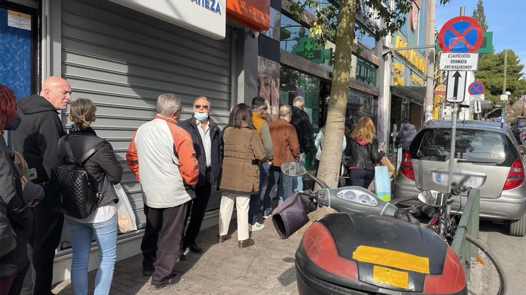 Πρωτοχρονιά: Ουρές στα φαρμακεία για τεστ covid πριν από το ρεβεγιόν