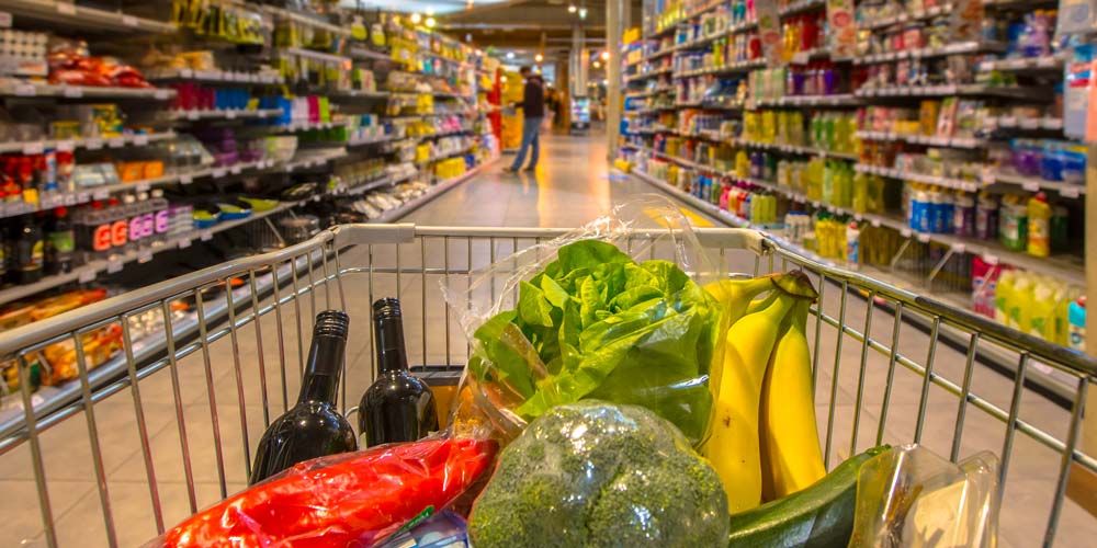 Με σνακ, αναψυκτικά και αλκοολούχα ποτά γέμισαν το καλάθι τους
