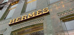 Hermès: Απόγονος του οίκου θέλει να αφήσει 12 δισεκατομμύρια δολάρια στον κηπουρό του