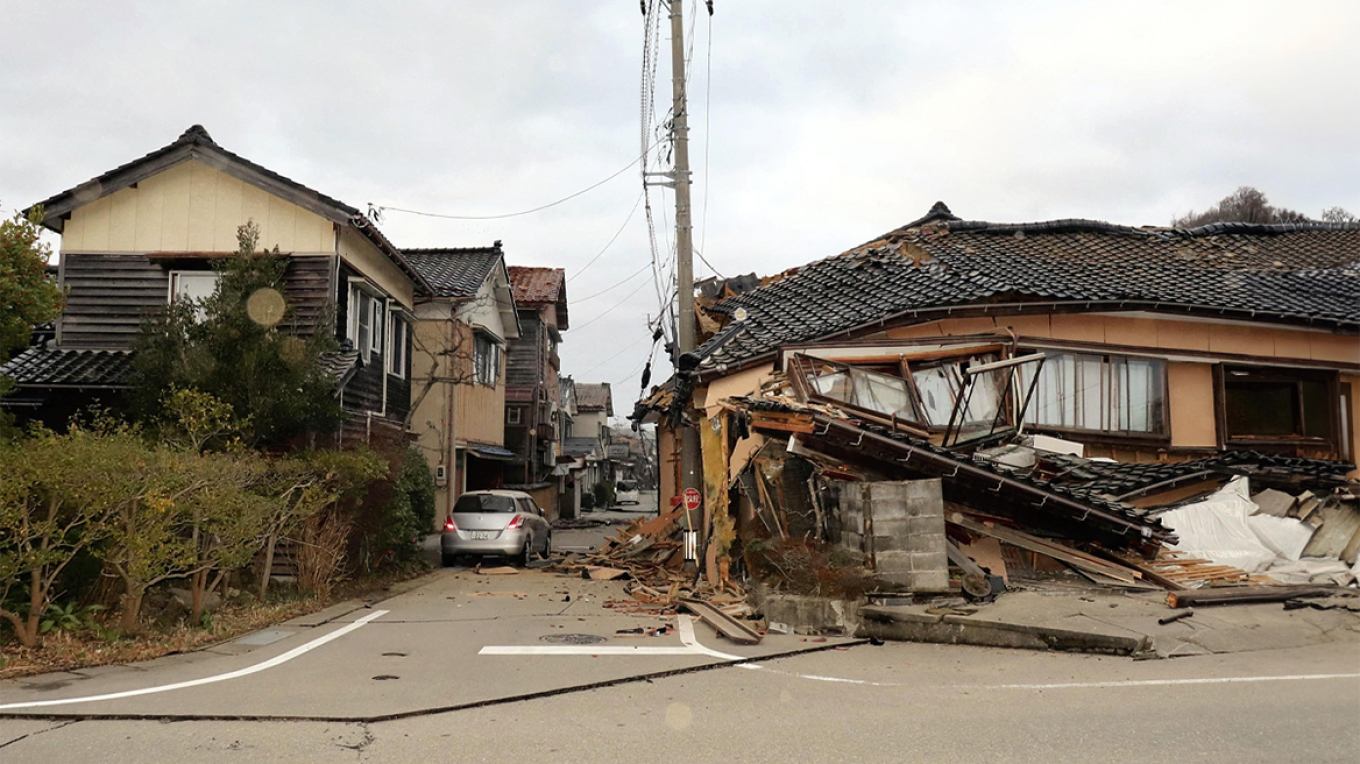Εικόνες αποκάλυψης στην Ιαπωνία μετά τον σεισμό - Ένας νεκρός, δρόμοι κομμένοι και χαλάσματα (ΒΙΝΤΕΟ)