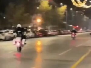 Θεσσαλονίκη: Βίντεο με αστυνομικό να κάνει σούζα με μοτοσυκλέτα της ΕΛ.ΑΣ.