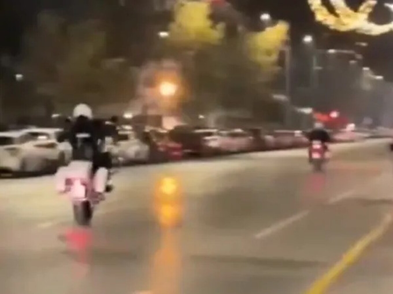Θεσσαλονίκη: Βίντεο με αστυνομικό να κάνει σούζα με μοτοσυκλέτα της ΕΛ.ΑΣ.