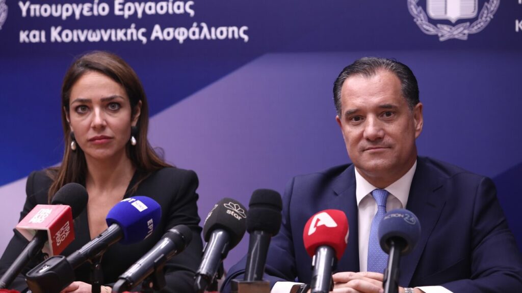 Η τελετή παράδοσης - παραλαβής στο υπουργείο Εργασίας
