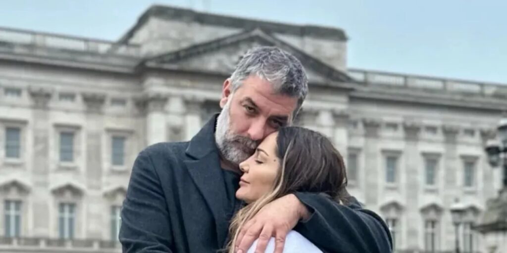 Σφιχτά αγκαλιασμένοι στο Λονδίνο Β. Μπισμπίκης - Δ. Βανδή - Το τρυφερό μήνυμα