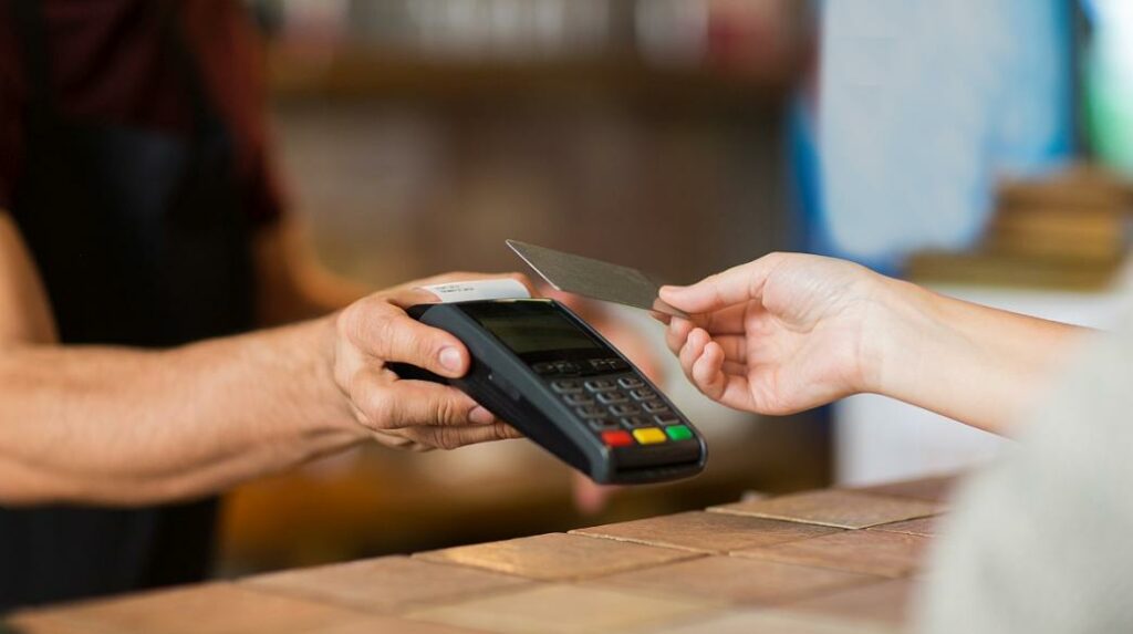 Περισσότερες από 110.000 επιχειρήσεις έχουν ολοκληρώσει τη διασύνδεση POS-ταμειακών μηχανών