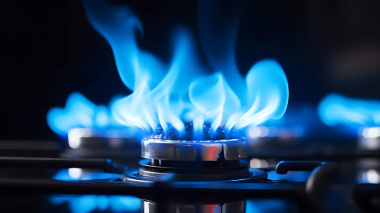 «Πέφτουν» ραγδαία οι τιμές στο φυσικό αέριο διεθνώς αλλά όχι στα τιμολόγια ρεύματος