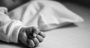 Ημαθία: Προθεσμία πήρε η 37χρονη που ξυλοκόπησε το βρέφος - Έγινε η κηδεία