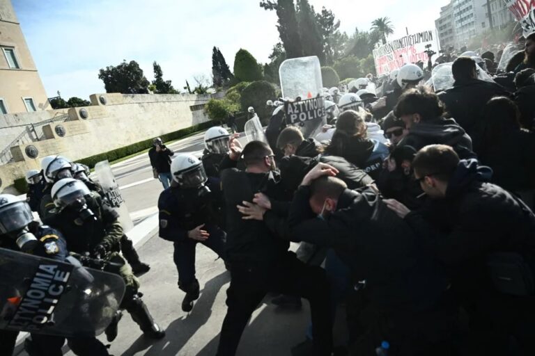 Ένταση και επεισόδια στις πορείες κατά των ιδιωτικών πανεπιστημίων σε Αθήνα και Θεσσαλονίκη