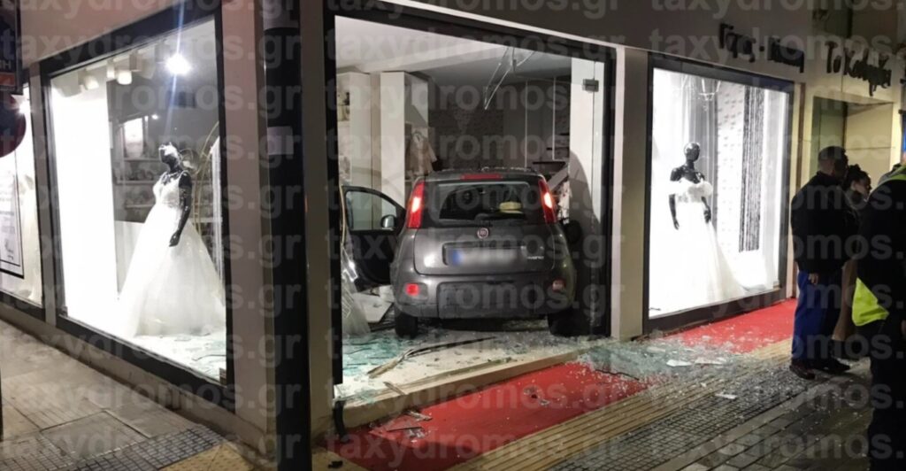 Αυτοκίνητο κατέληξε σε βιτρίνα καταστήματος (ΦΩΤΟ)