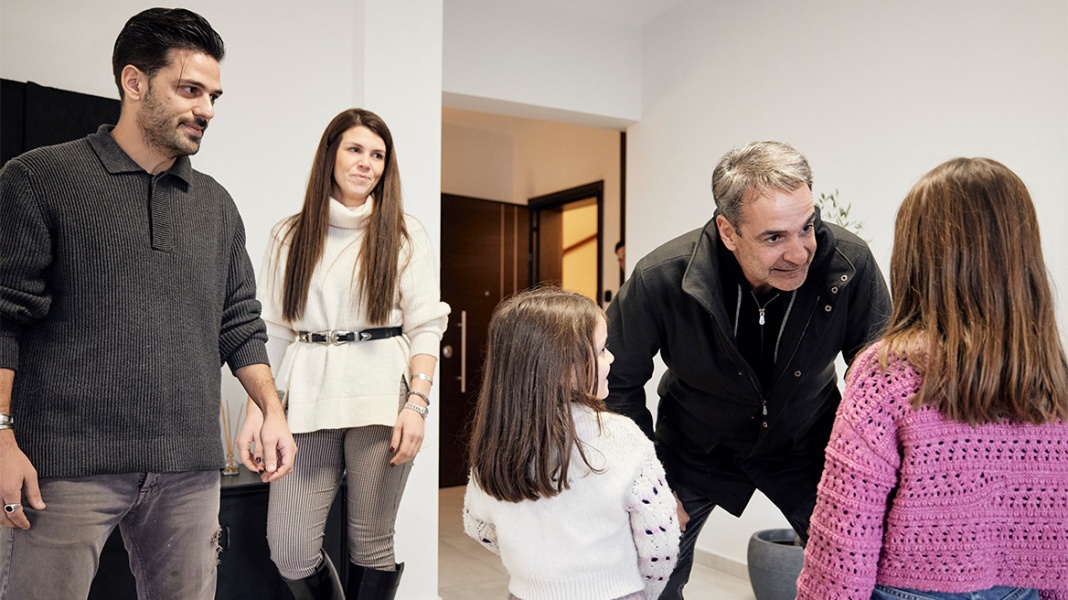 Συνάντηση Κυριάκου Μητσοτάκη με ζευγάρι που πήρε διαμέρισμα στο Γαλάτσι με το πρόγραμμα «Σπίτι μου»