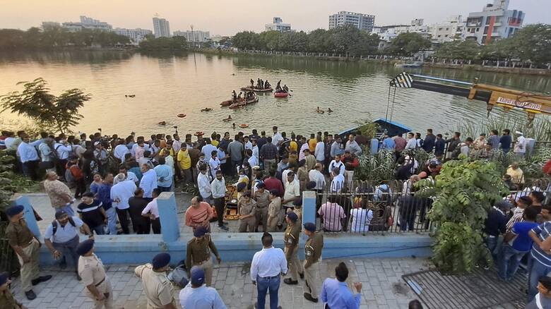 India 13 mathites Kai 2 kathigites nekroi se ekdromi
