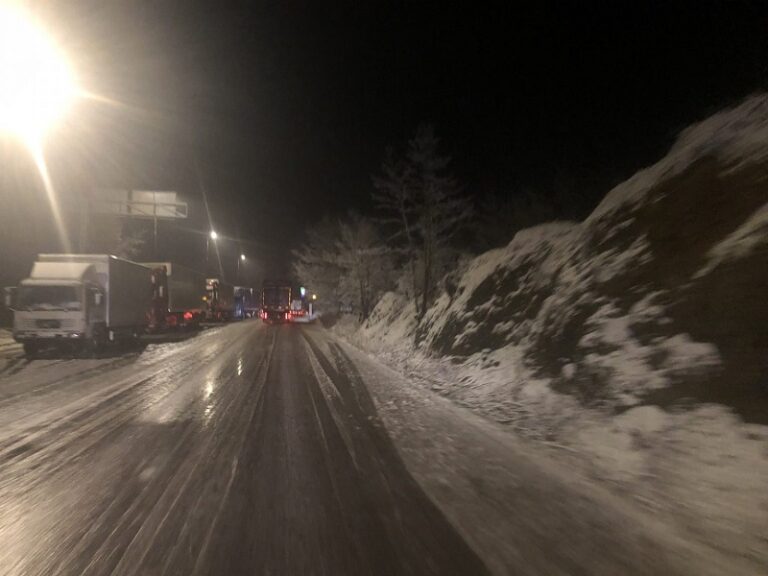 Καιρός: Έκλεισε η λεωφόρος Πάρνηθας από το ύψος του τελεφερίκ λόγω χιονόπτωσης