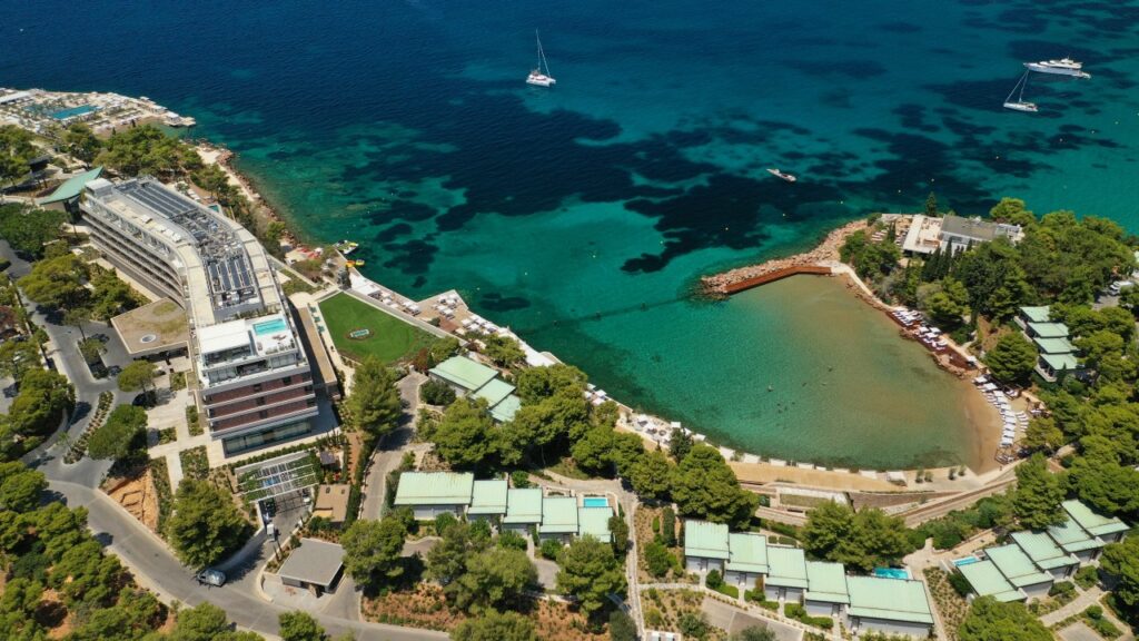 Πώς οι εφοπλιστές - πετρελαιάδες (Μαρτίνος, Προκοπίου κλπ), με τα σπίτια μπροστά στην πλαζ στο Καβούρι, εξασφάλισαν την ησυχία τους με τη συνδρομή Δήμου Βουλιαγμένης και Δημοσίου!