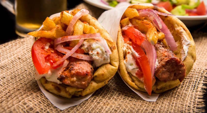Nέα έρευνα: Το fast food είναι must – Πάνω από ένας στους δύο Έλληνες τρώνε συστηματικά έξω