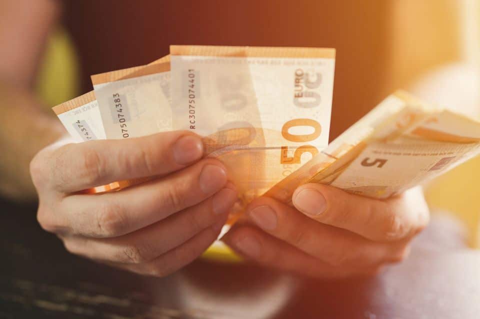 Λάρισα: Πήγε στην Τράπεζα με 40.000 ευρώ που ήταν κλεμμένα από τον εμφύλιο της Λιβύης