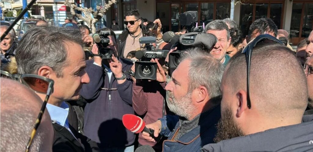 O Μητσοτάκης πήγε σε μπλόκο αγροτών στη Βόνιτσα: «Ούτε γκαρσόνια θα γίνετε, ούτε θα φύγετε στη Γερμανία»