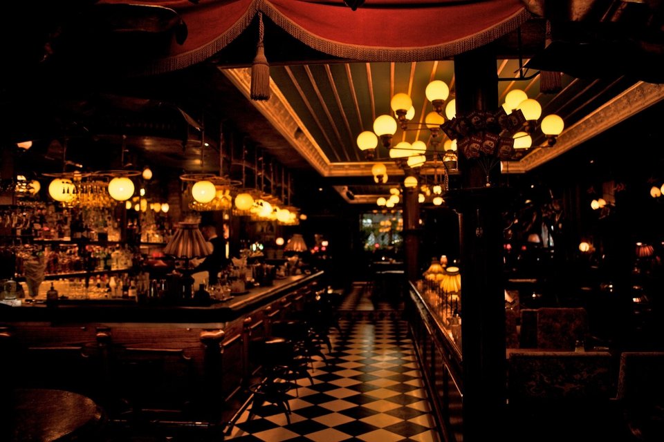 Παιδί έκλαιγε κι ο ιδιοκτήτης της επιχείρησης το πέταξε έξω με τους θαμώνες να χειροκροτούν