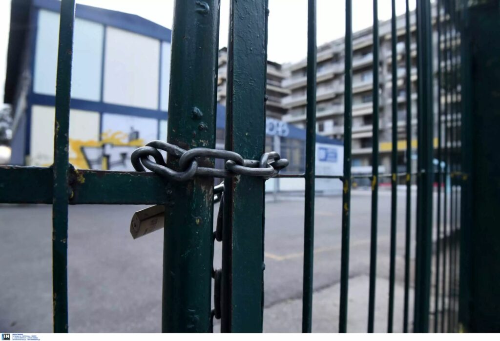 Χαλκίδα: Εξωσχολικοί έριξαν φωτοβολίδα την ώρα του διαλείμματος
