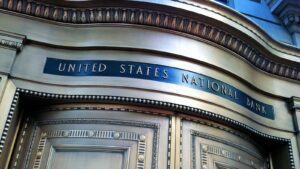 ΗΠΑ: Κινδυνεύουν με χρεοκοπία 385 περιφερειακές τράπεζες – Φόβοι πρωτοφανούς ντόμινο στις αγορές